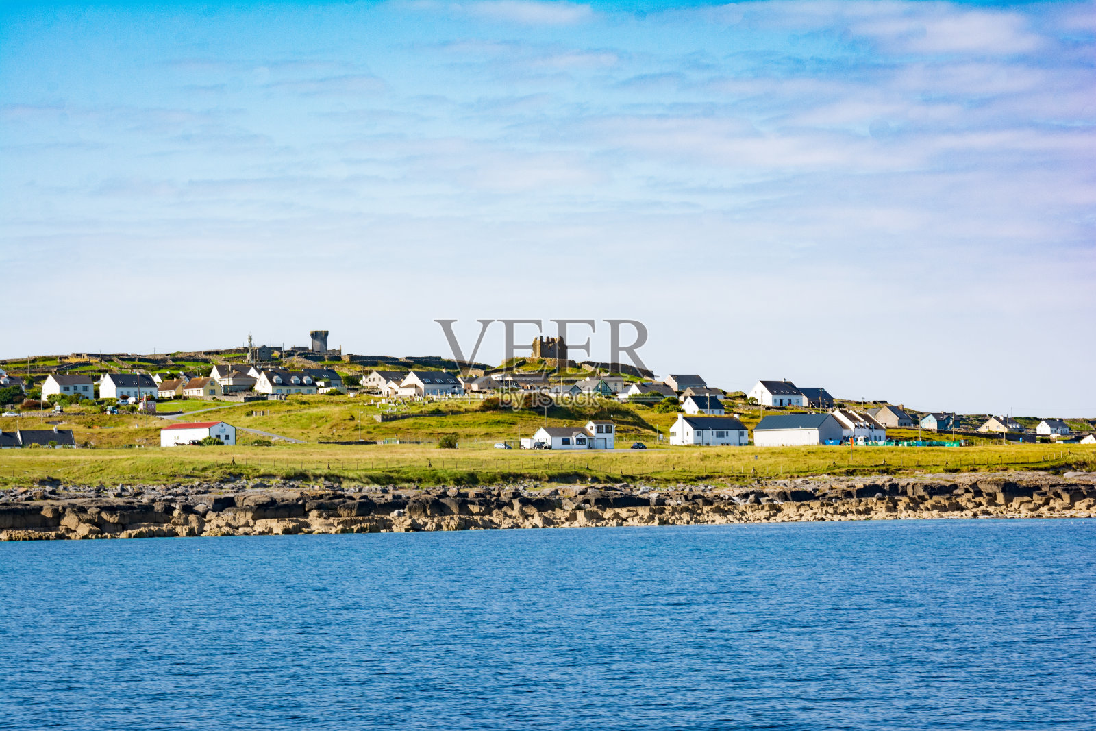 爱尔兰戈尔韦郡，从海中看到的Inisheer岛照片摄影图片