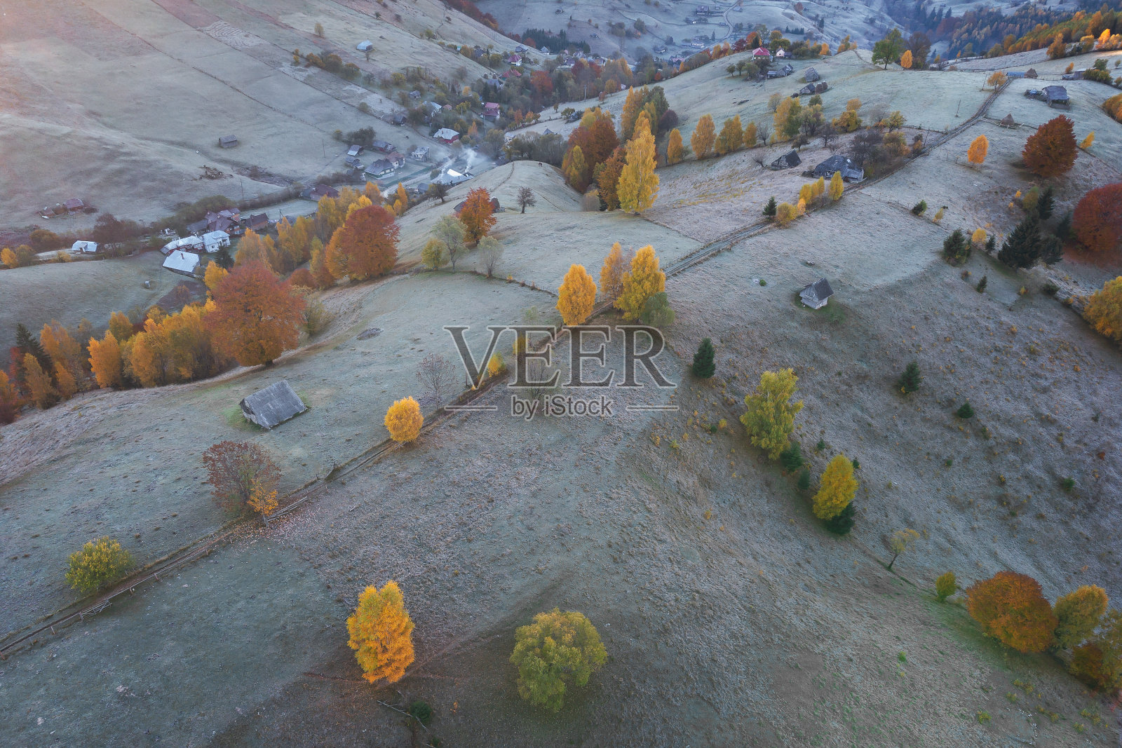 罗马尼亚乡村的山地景观照片摄影图片