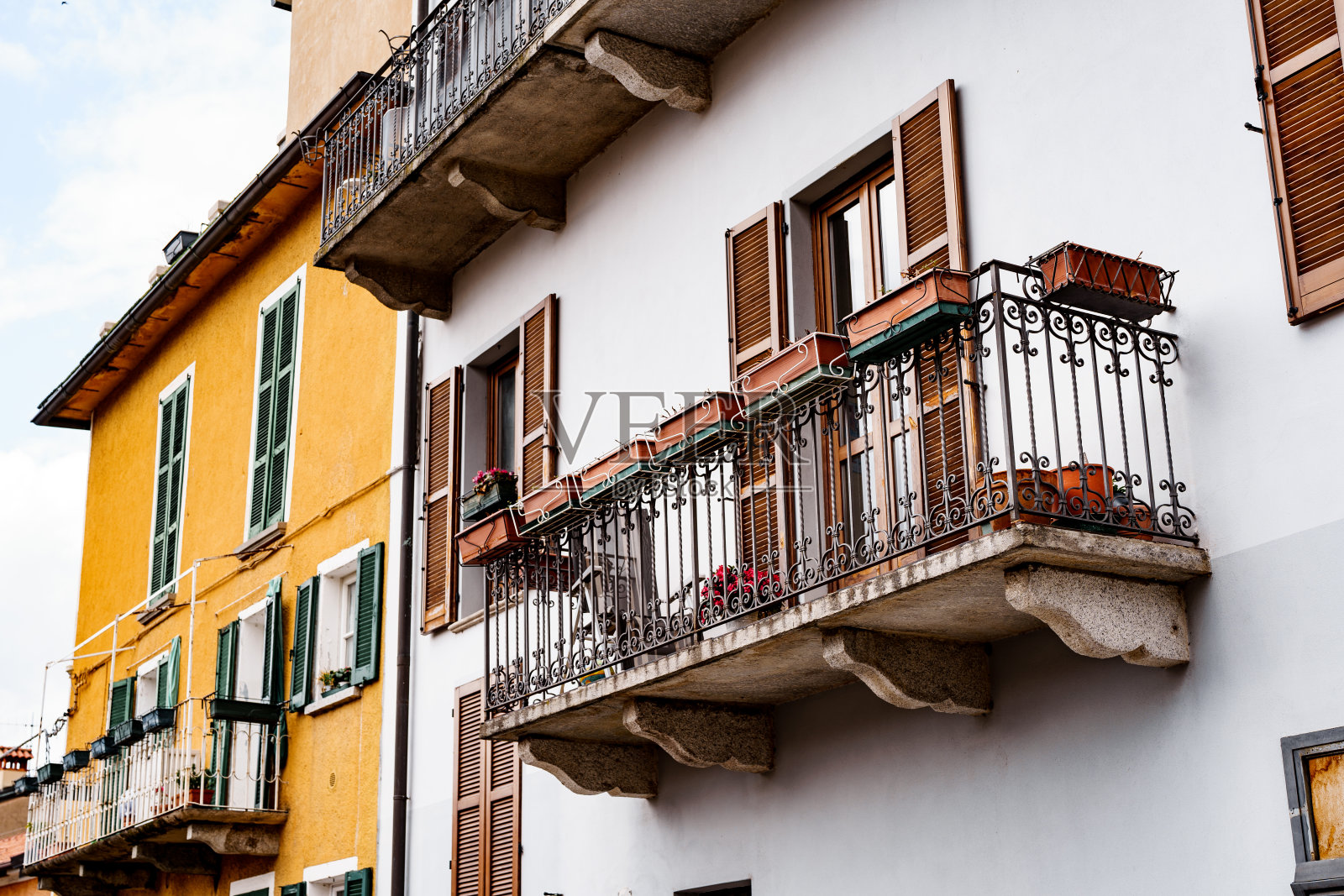 瓦雷纳老房子阳台上的花盆。意大利科莫湖照片摄影图片