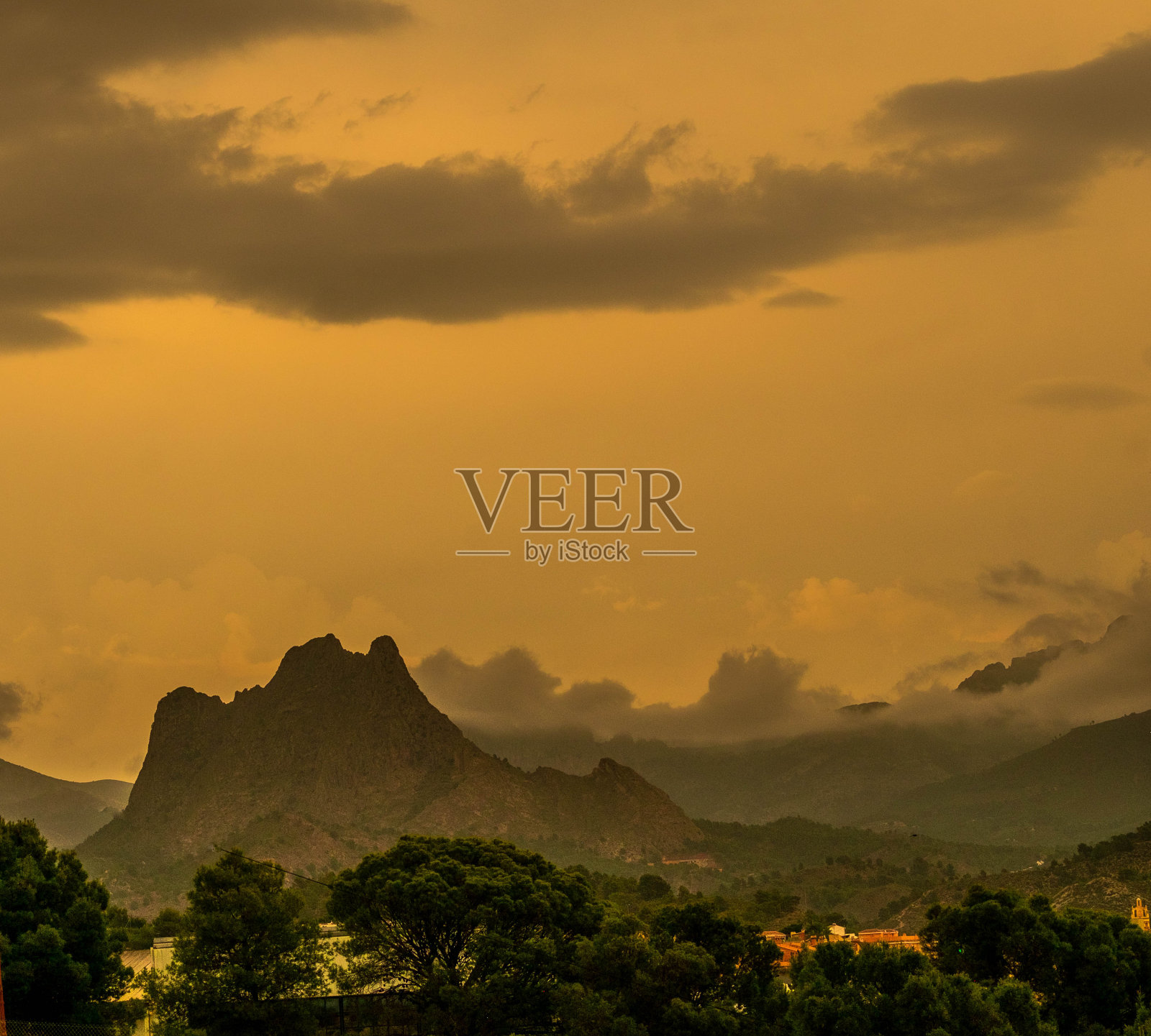 一个暴风雨的下午，西班牙阿利坎特的奥克塞塔镇照片摄影图片