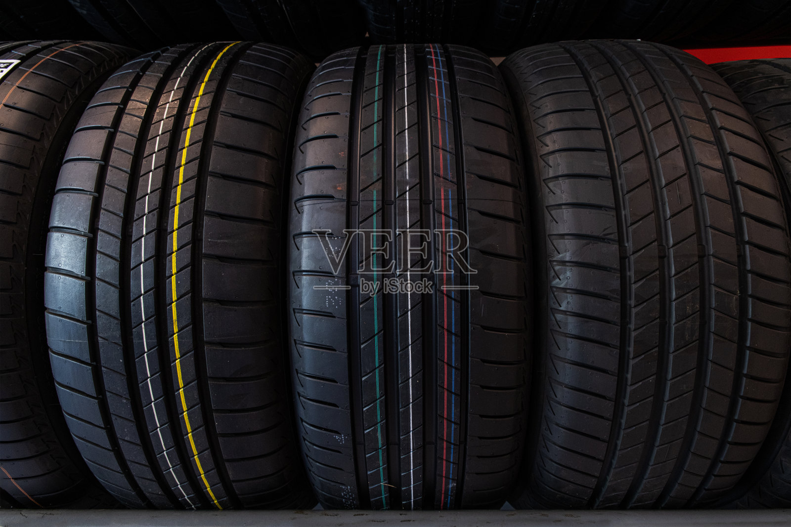 关闭新轮胎货架在轮胎店。照片摄影图片