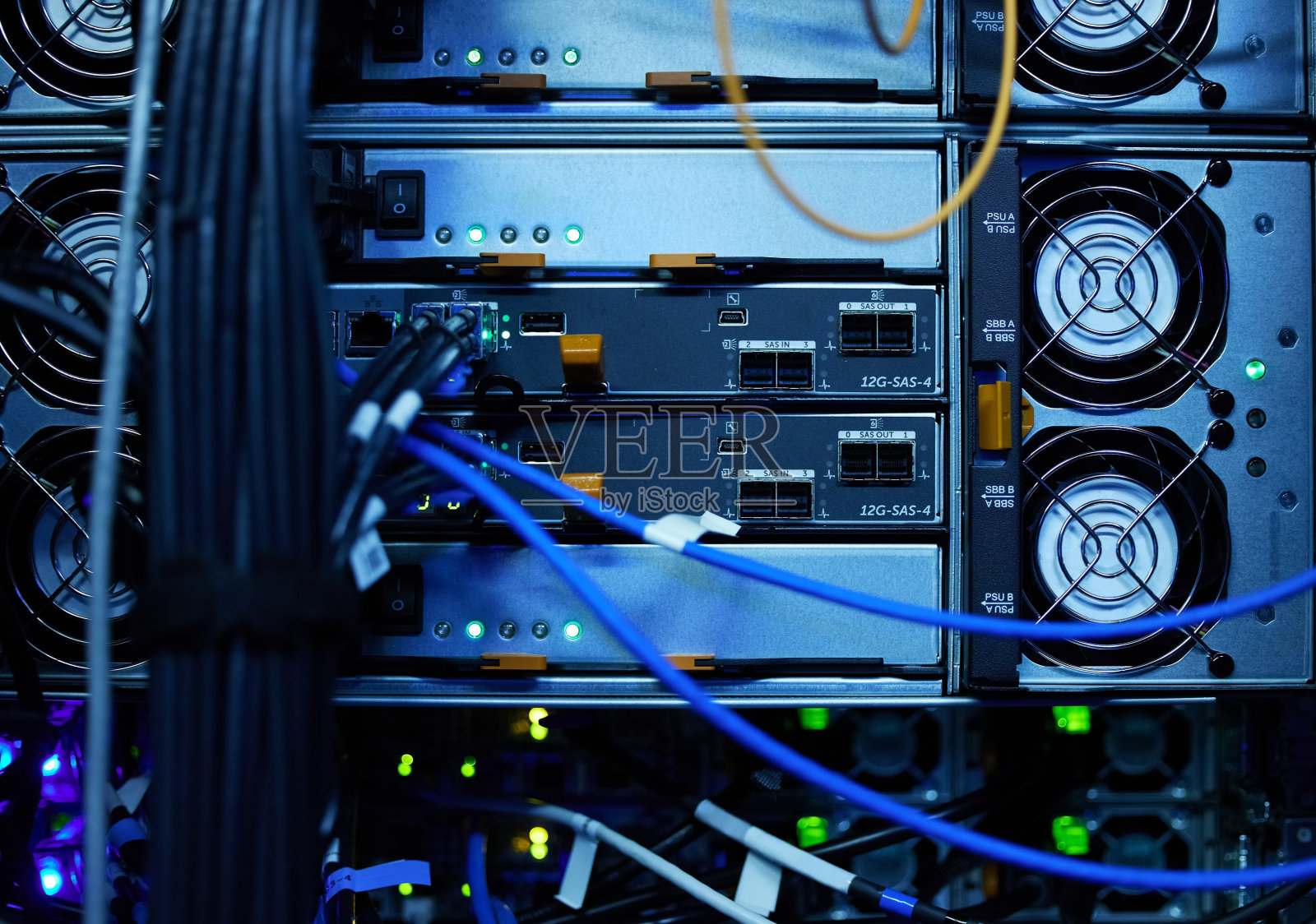 空服务器室里的电子设备照片摄影图片