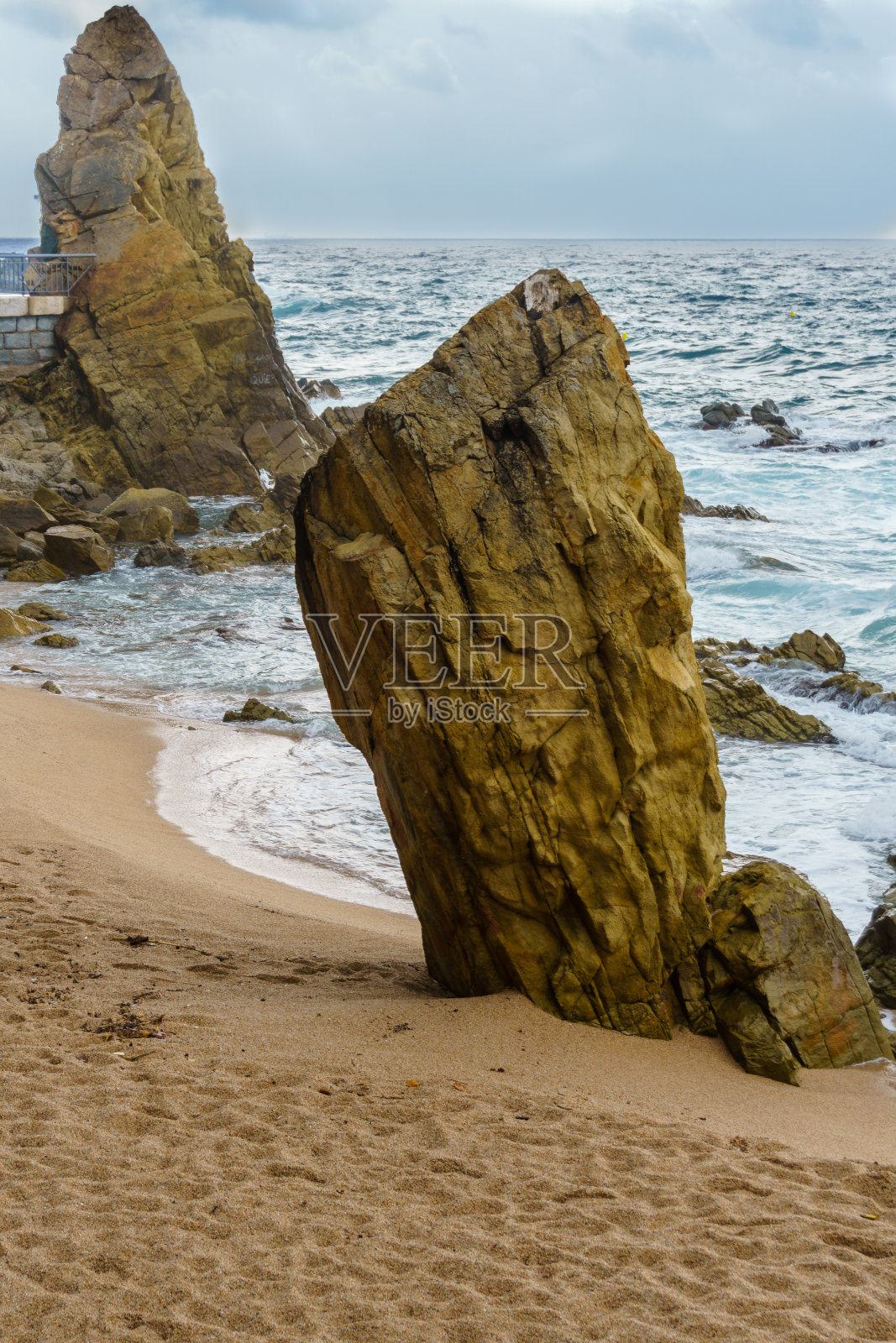 Cala de Sa Caleta位于西班牙Lloret de Mar的Platja Gran北部。照片摄影图片