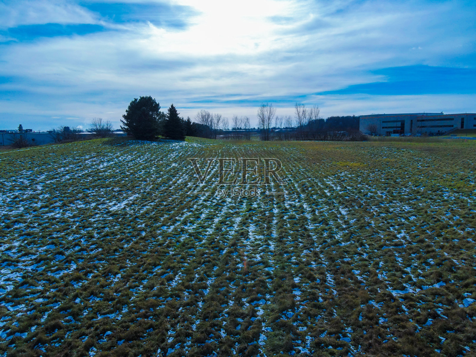 秋天的田野和道路照片摄影图片