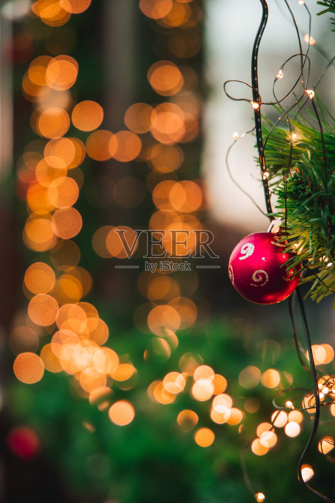 垂直摄影户外装饰空间与12月假日前夕的物品，花环，灯和球玩具，软对焦概念，散景背景照片摄影图片