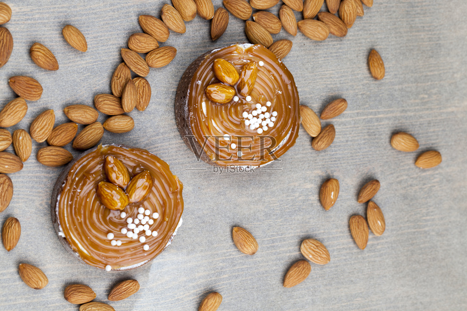 焦糖面团和乳制品制成的甜点照片摄影图片