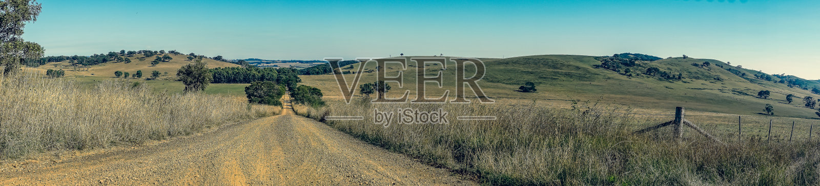 一条穿过澳大利亚内陆的公路。照片摄影图片