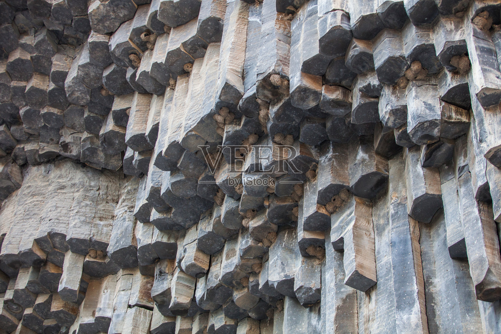 玄武岩柱状单元和燕窝。配有饰菜的峡谷,亚美尼亚。照片摄影图片