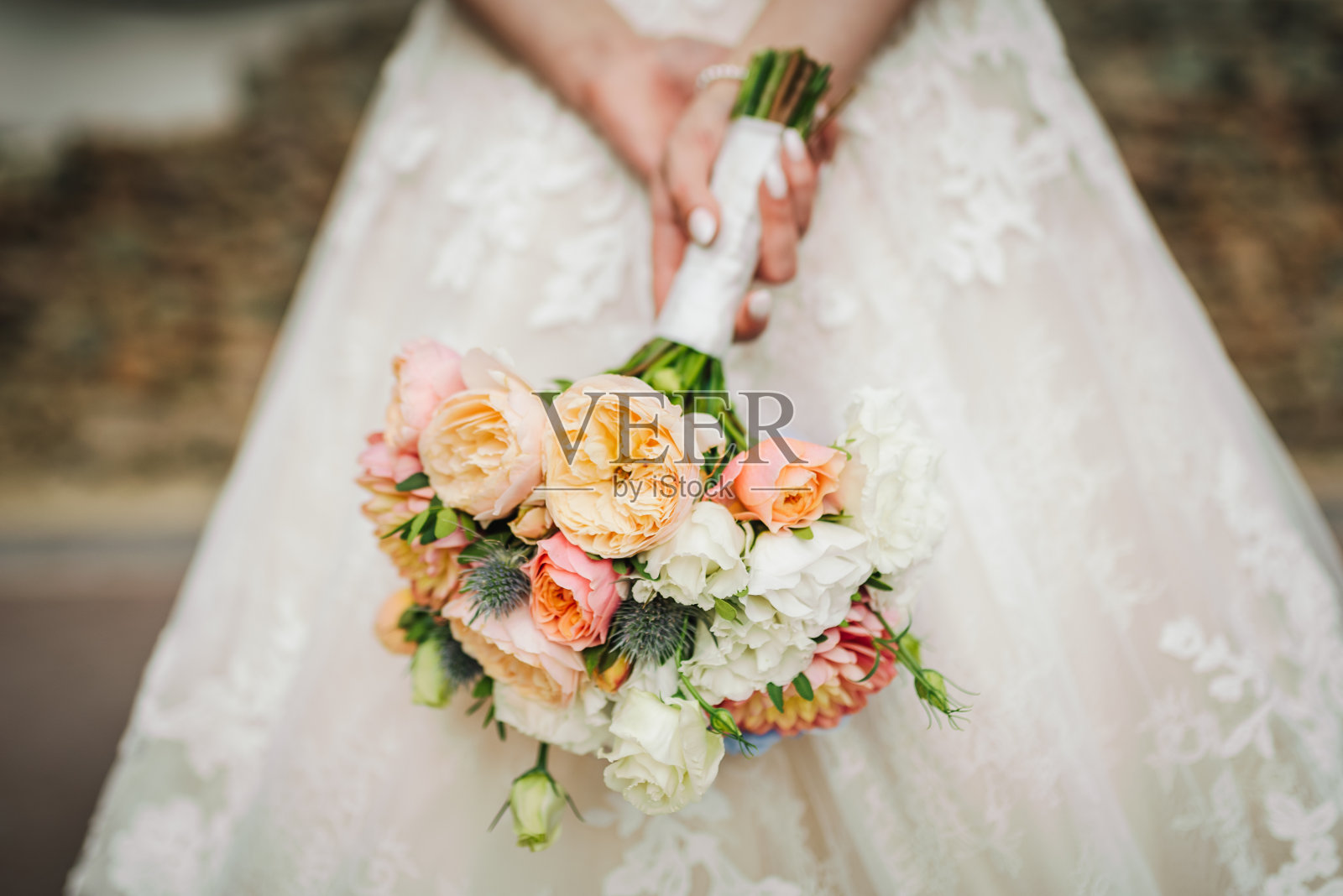 新娘手持美丽的花束照片摄影图片