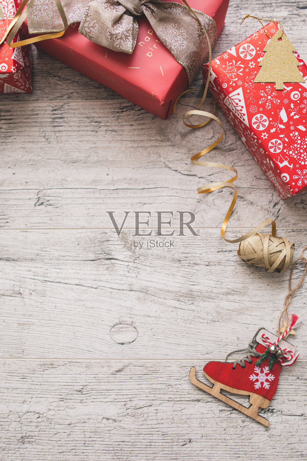 木桌上的圣诞礼品盒照片摄影图片
