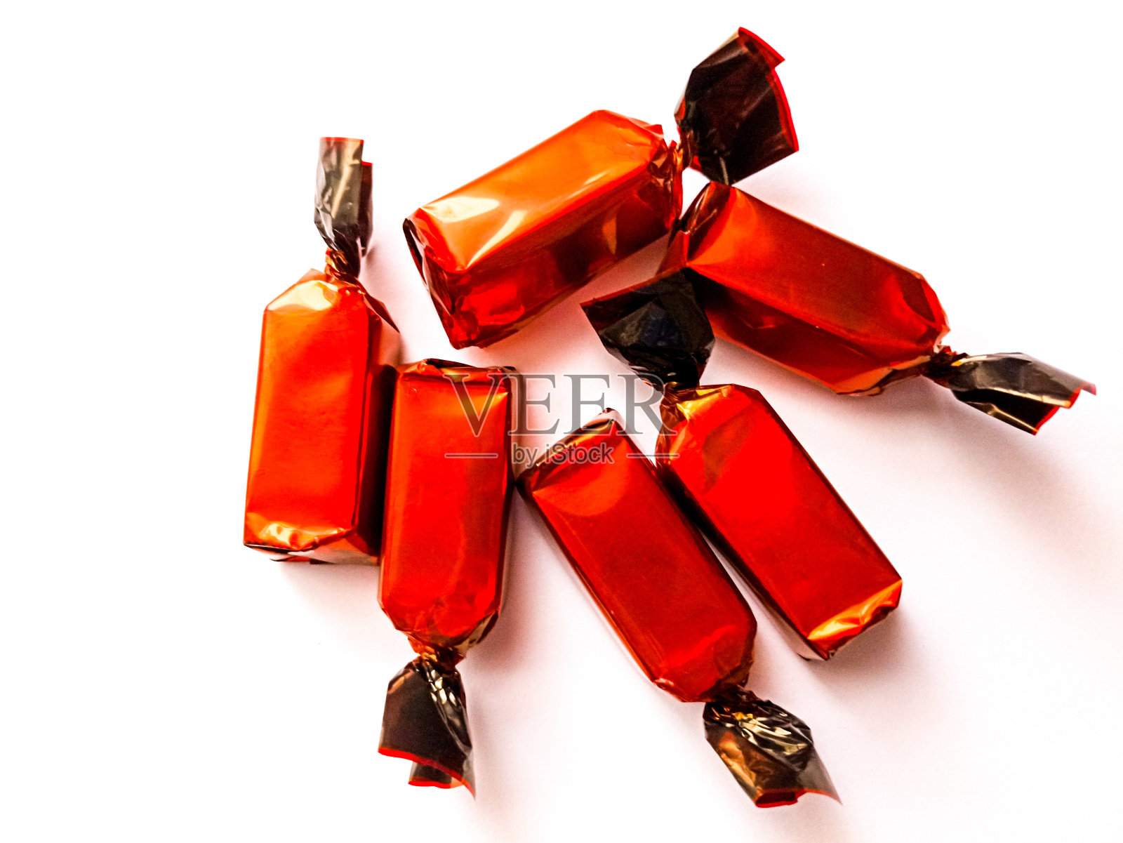 白色背景下的巧克力糖果照片摄影图片