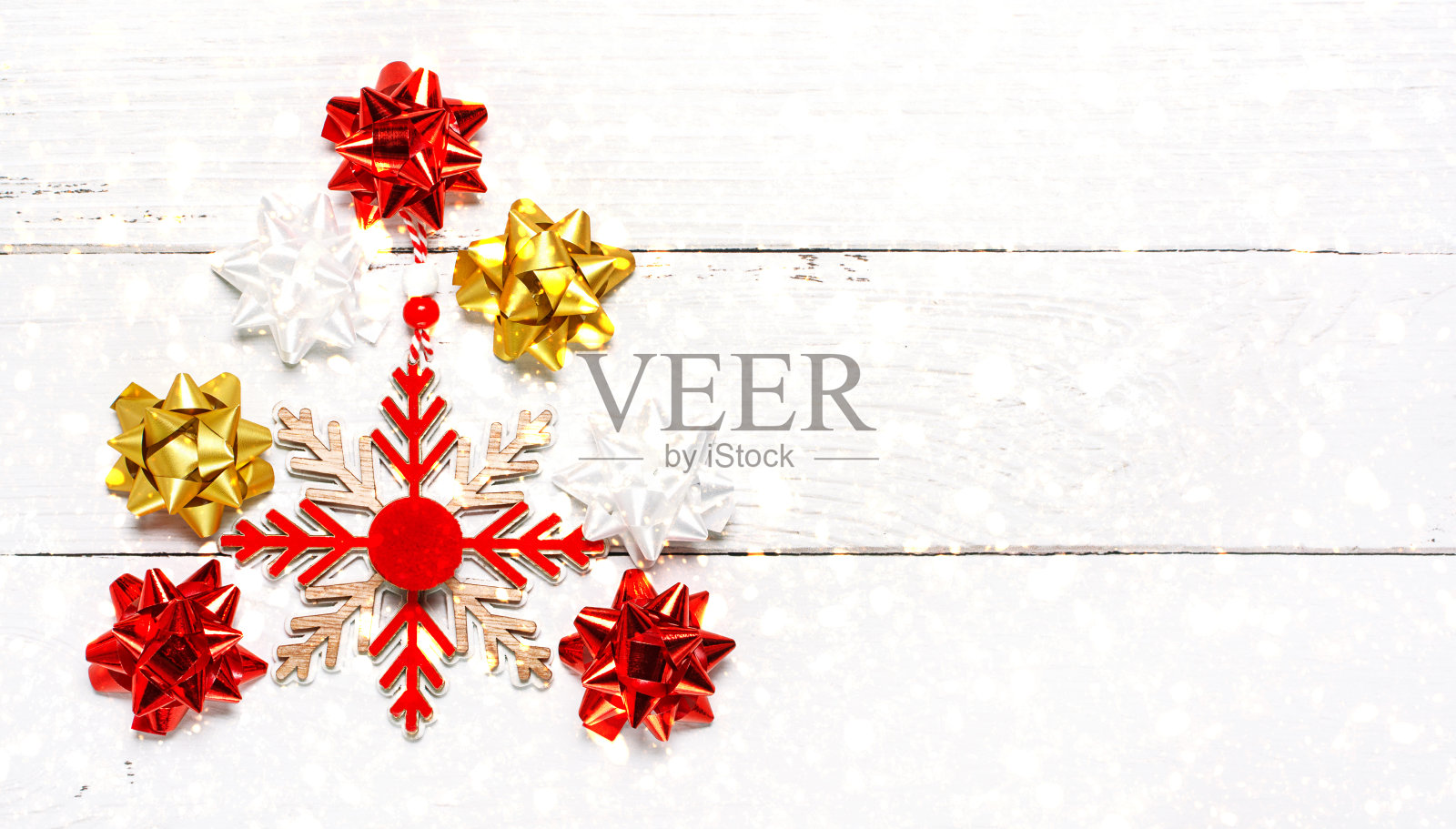 创意构成的圣诞装饰作为树在白色木制背景与复制空间。俯视图，平躺。新年最小概念。照片摄影图片