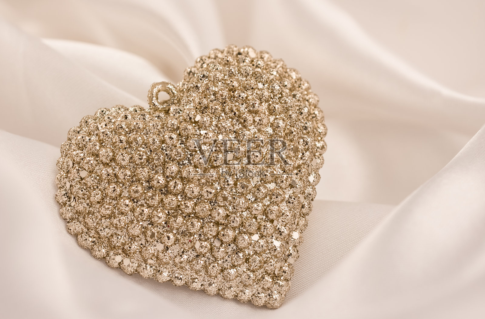 金色的心装饰在白色的背景照片摄影图片