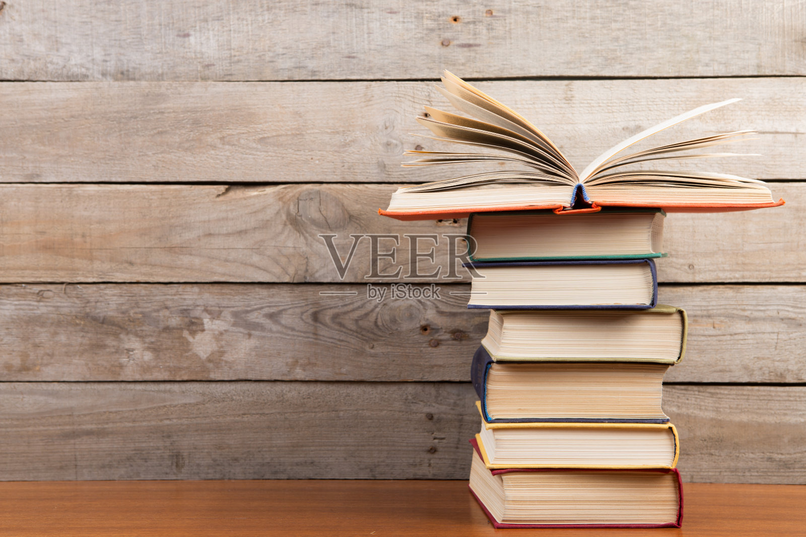 木制背景上的书照片摄影图片