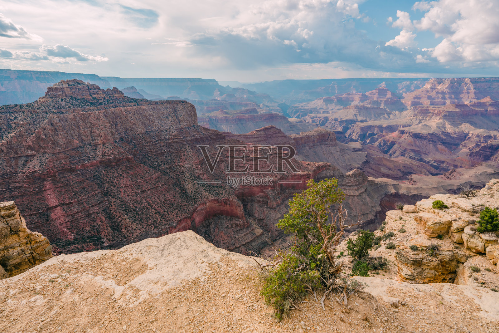 大峡谷国家公园的红色岩石，风景，多云的天空为背景照片摄影图片