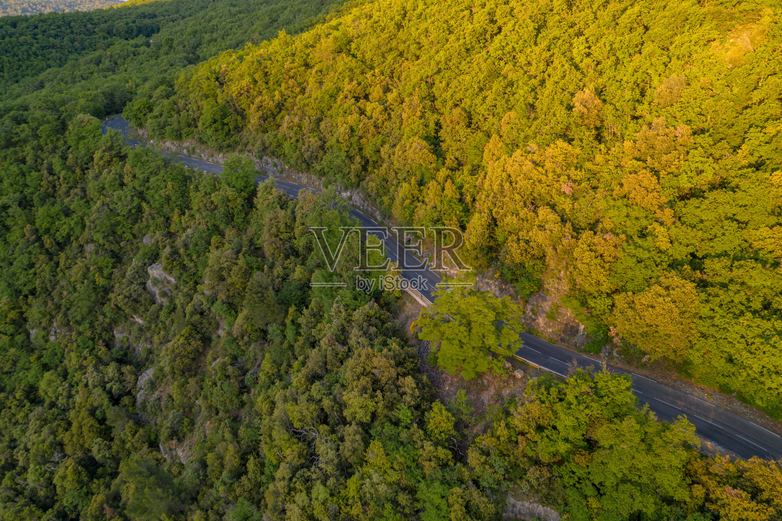 日出在山路上照片摄影图片