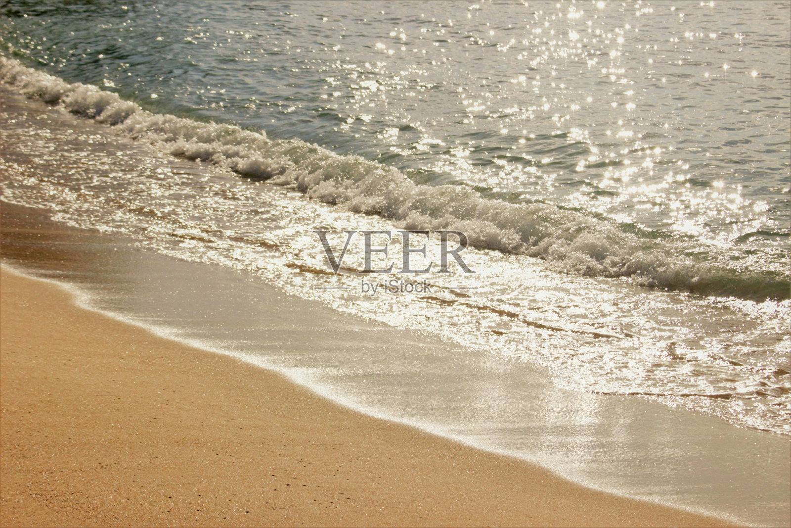 阳光明媚的海洋和海滩的高角度视图照片摄影图片