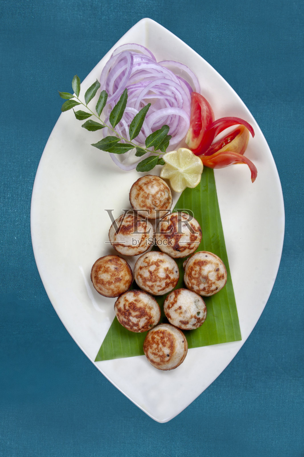 桌上盘子里食物的特写镜头照片摄影图片