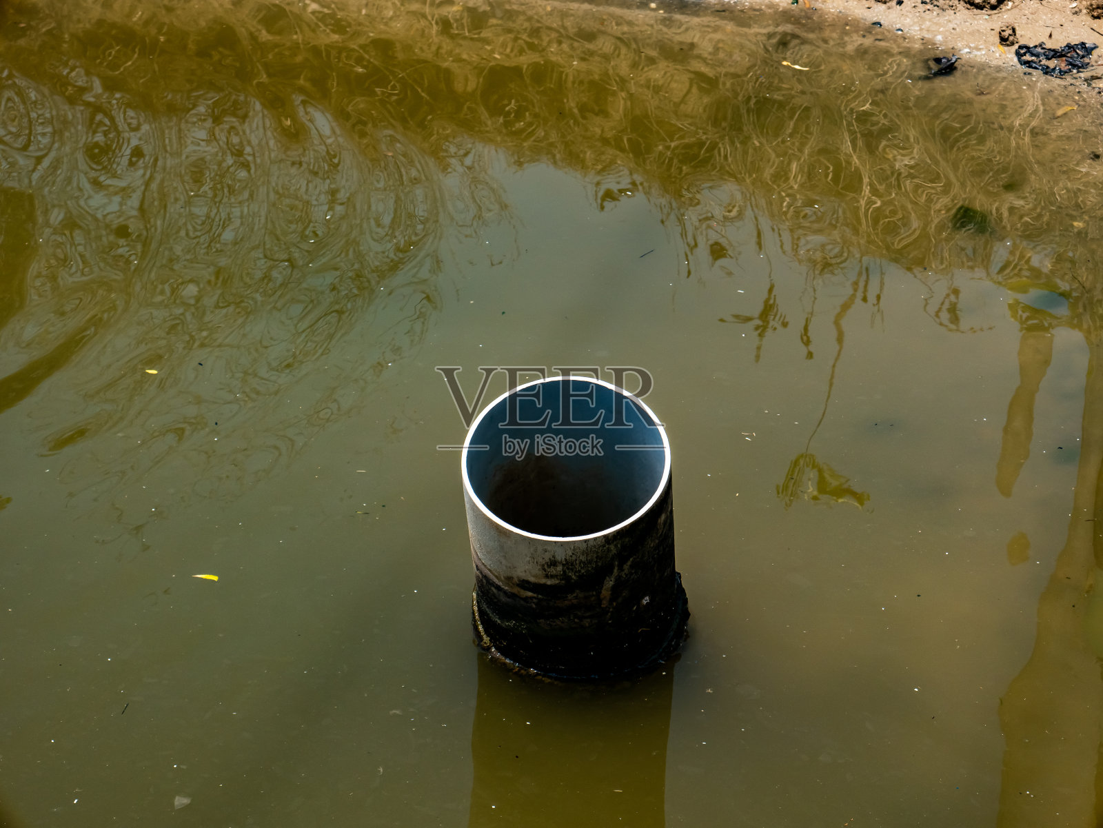 盐池中央的水管照片摄影图片