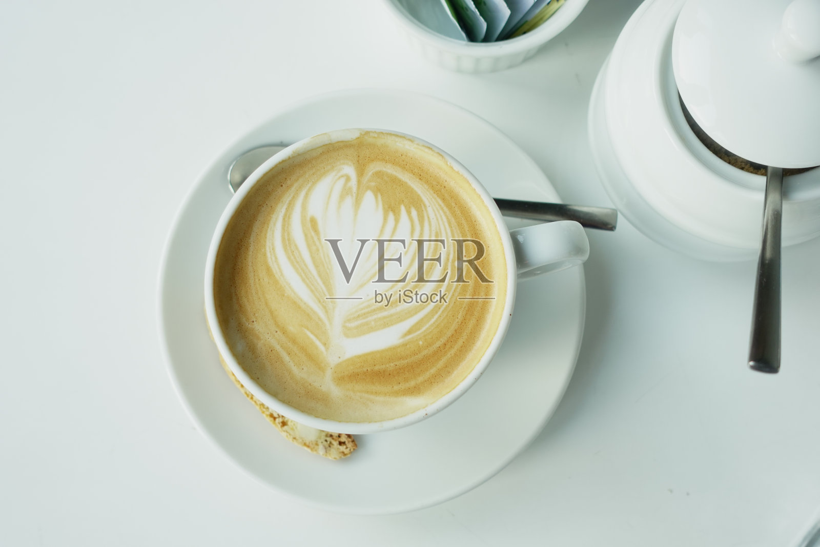 一杯咖啡，上面有花朵图案照片摄影图片