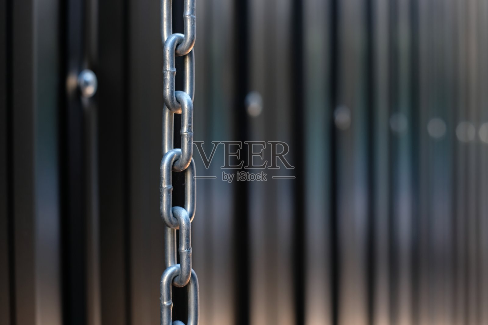 黑色背景上的铁链照片摄影图片