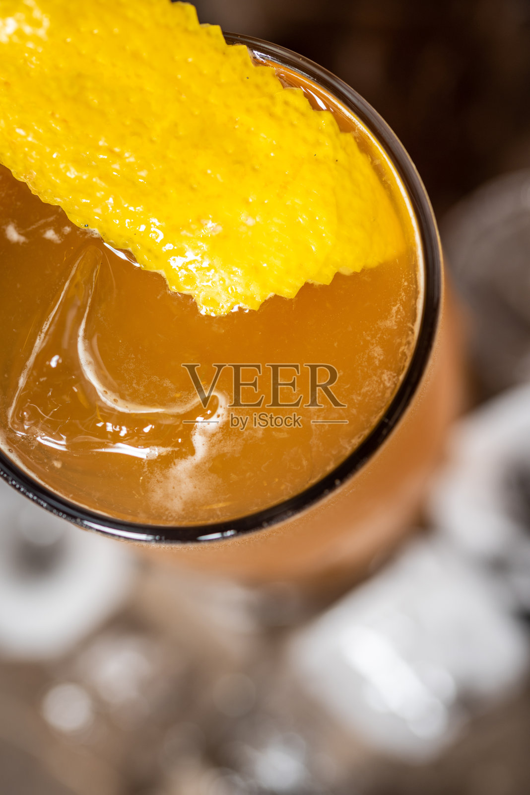 豪华鸡尾酒和鸡尾酒调酒器在黑色石头背景照片摄影图片