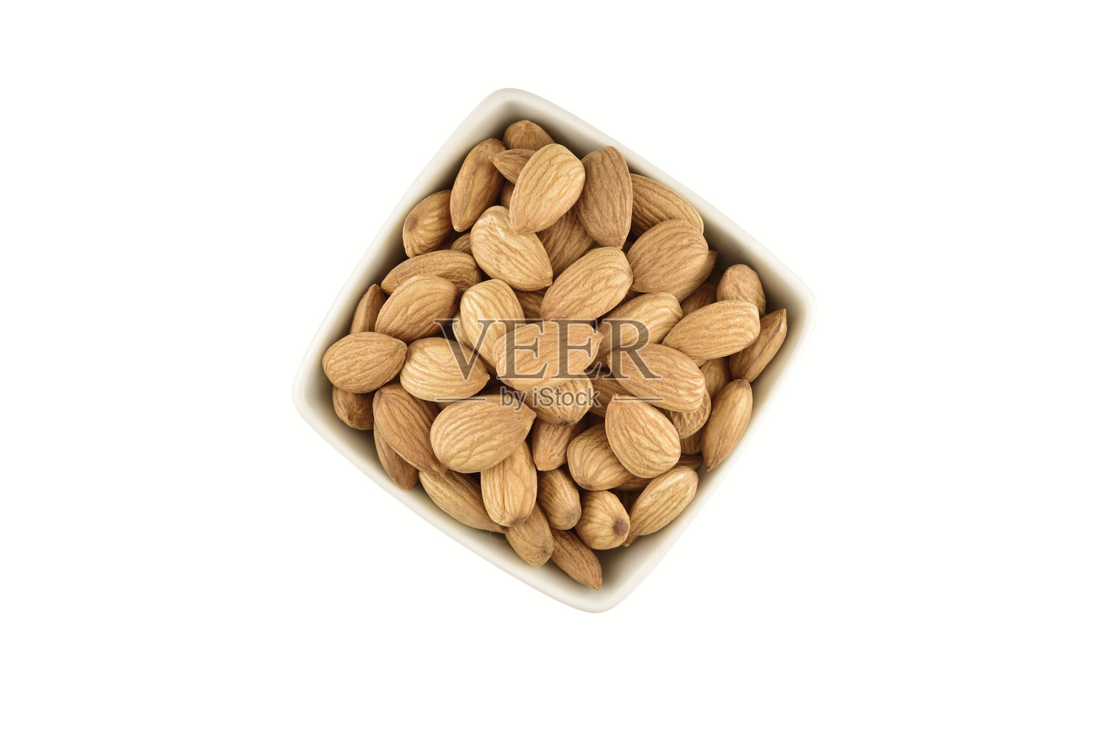 碗中的杏仁孤立在白色背景与剪切路径照片摄影图片