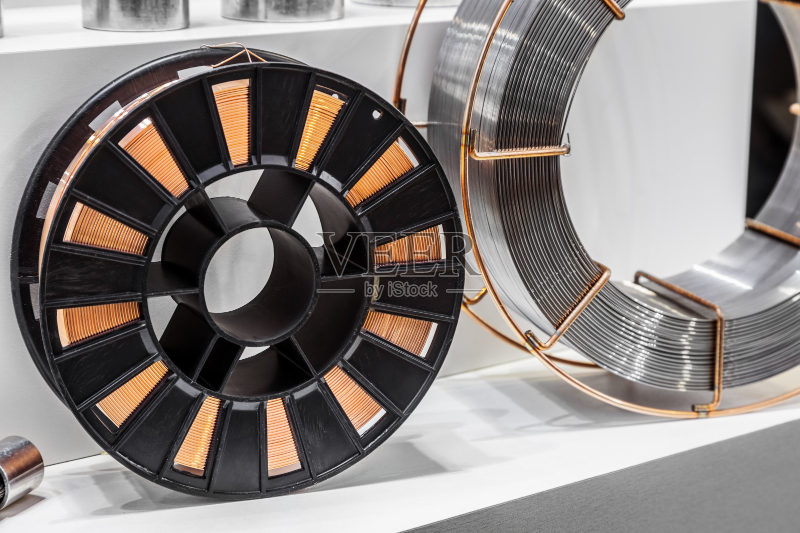 一盏灯上有铜线和钢丝照片摄影图片