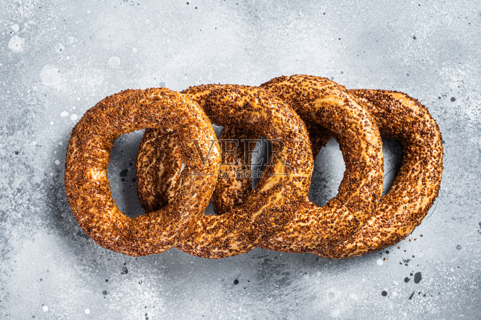 土耳其百吉饼与芝麻传统糕点。灰色的背景。俯视图照片摄影图片