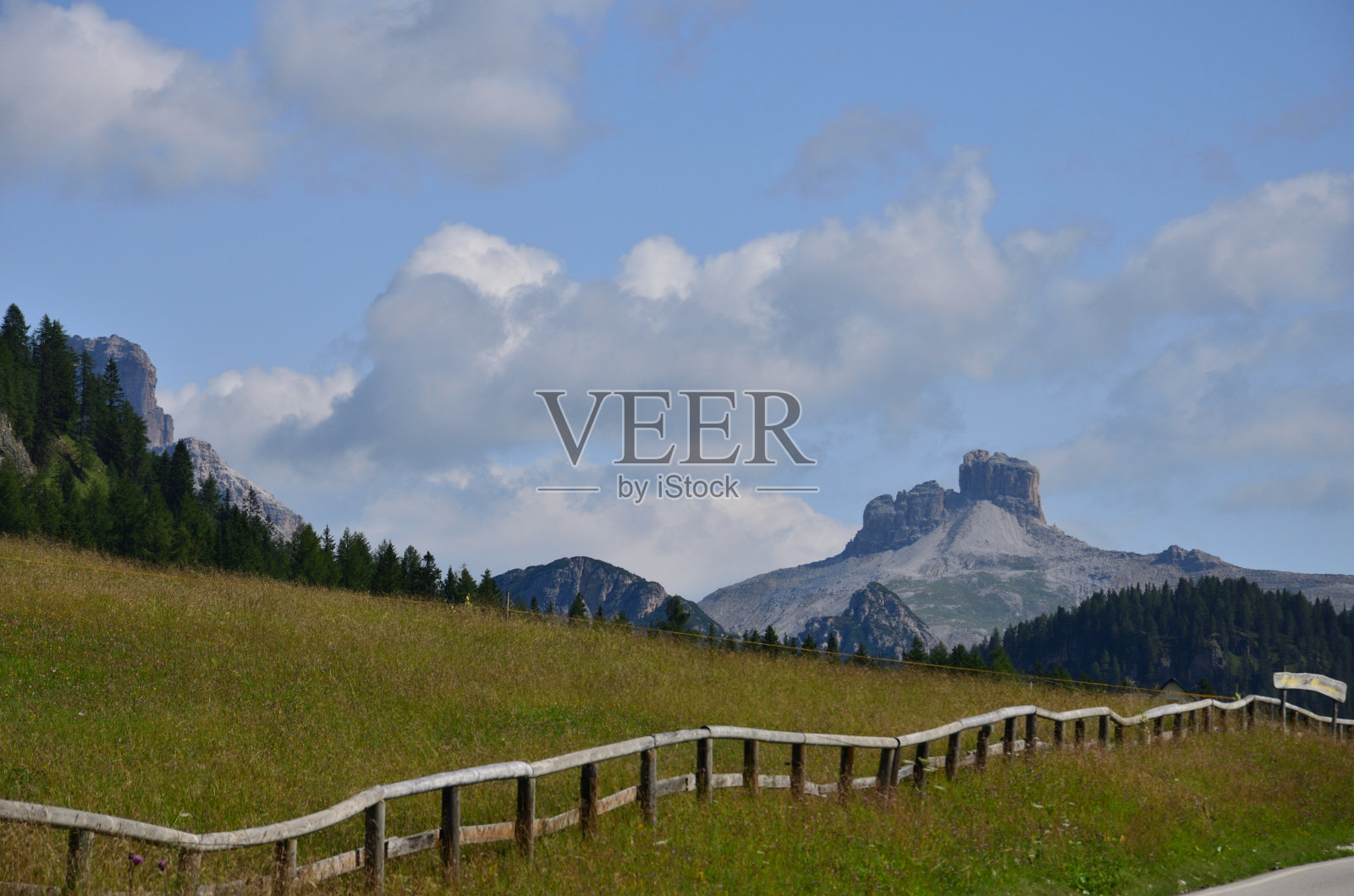 草坪围栏照片摄影图片