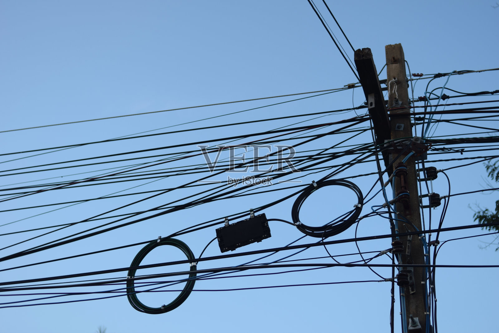 在泰国风格的蓝天上有电线的电杆照片摄影图片