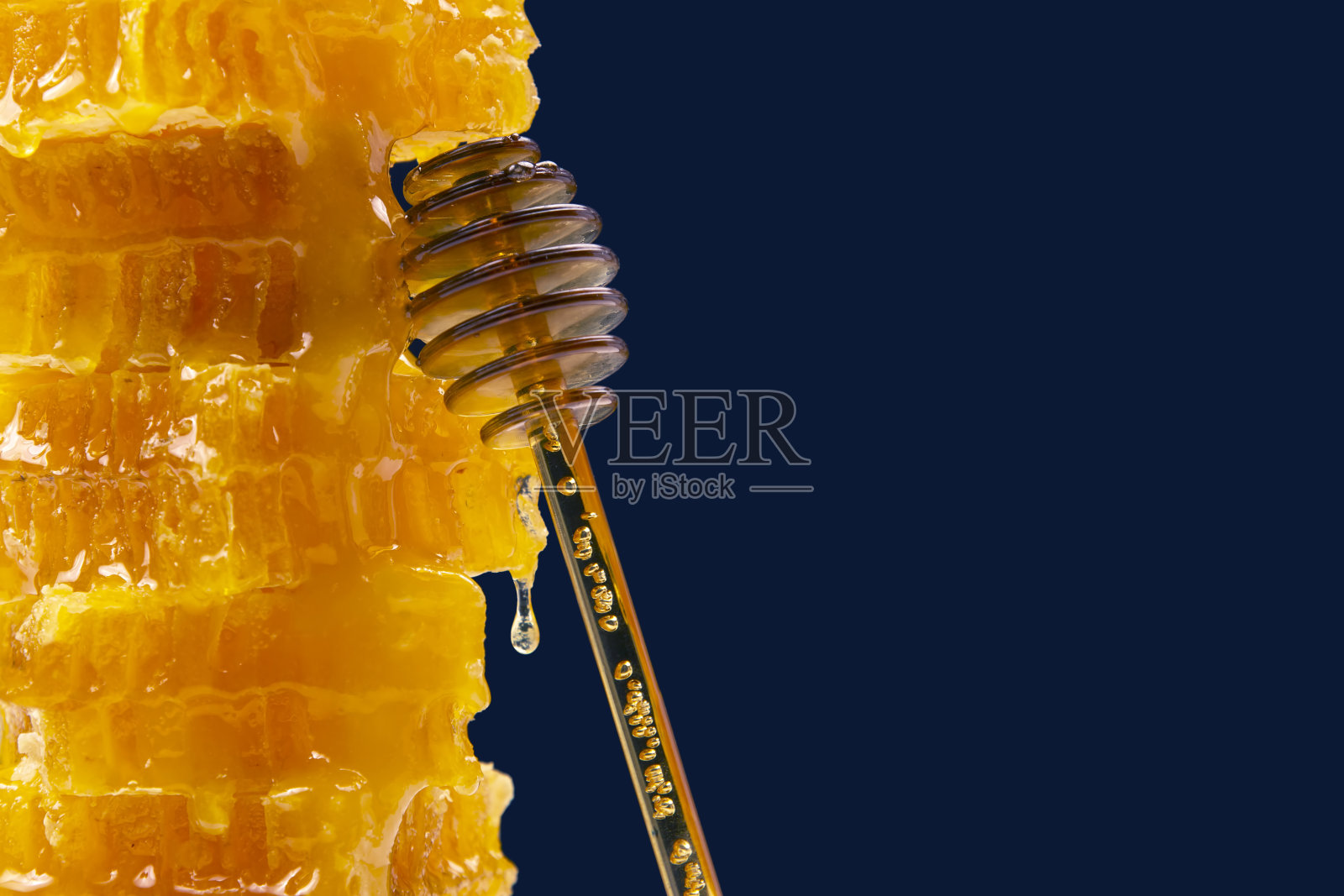 用勺子把蜂房做成金字塔状。维生素有机食品照片摄影图片