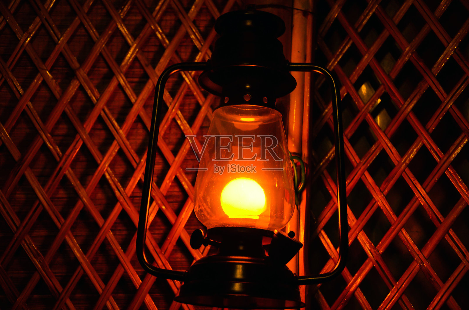 现代家庭室内装饰用的老式飓风灯的特写。为万圣节庆祝的现代灯笼。漂亮的挂旧灯笼变成了电灯。照片摄影图片