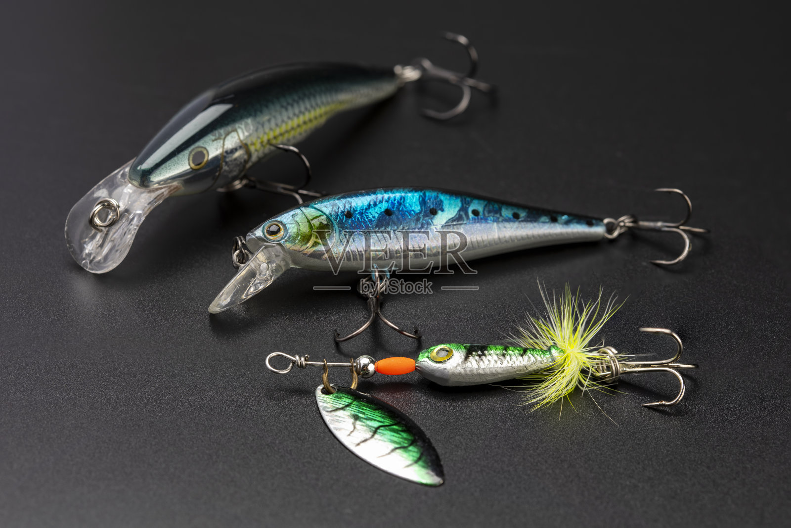 黑色背景上用于捕捉掠食性鱼类的人工鱼饵照片摄影图片