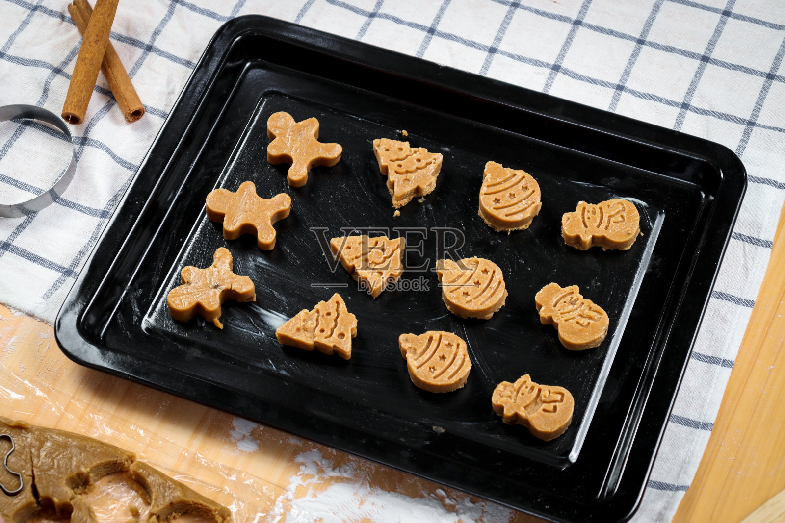 托盘上的圣诞姜饼，烘烤前自制的饼干，制作圣诞姜饼，准备烘焙，在家烘焙和烹饪的过程。照片摄影图片