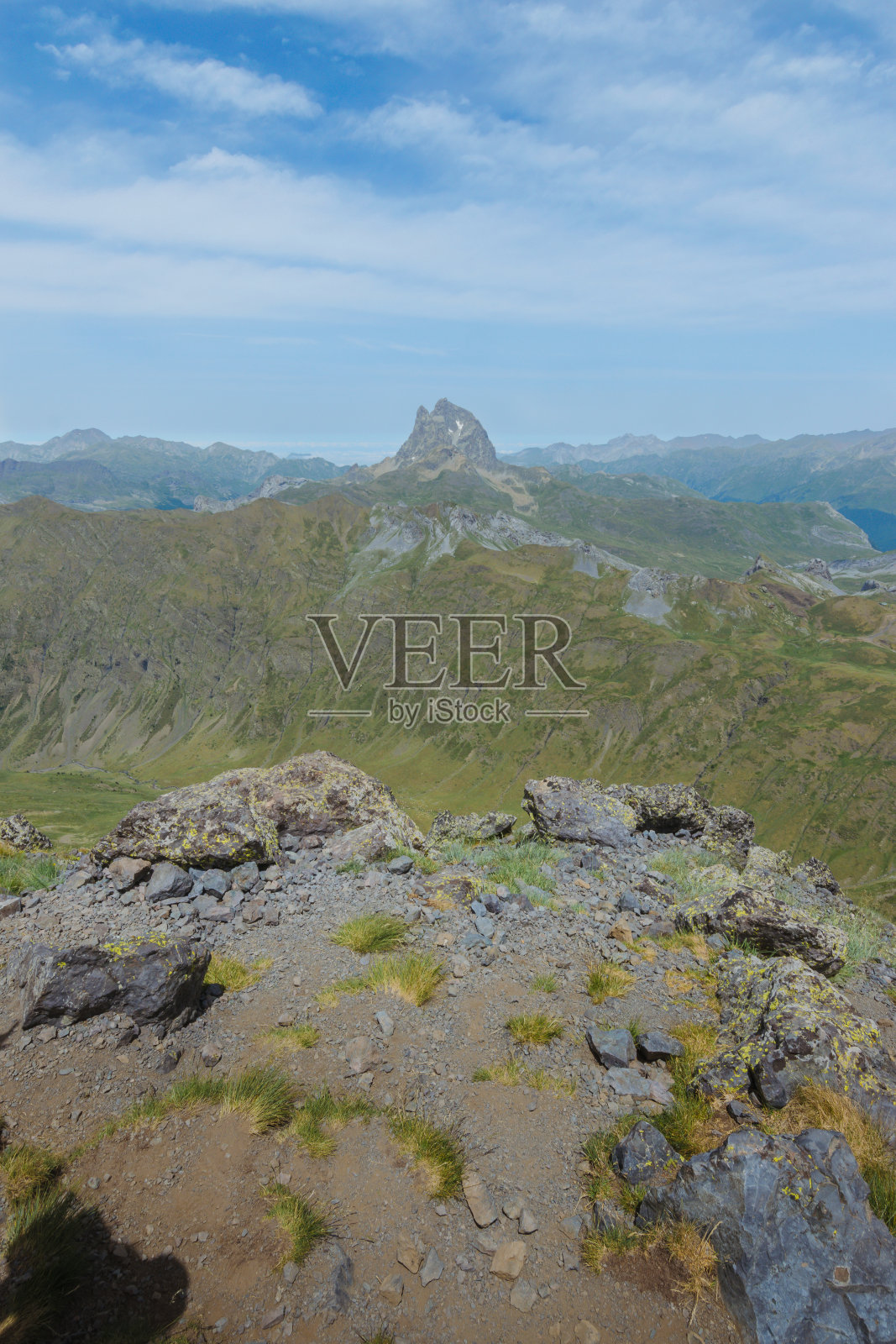 从阿纳耶特山顶俯瞰比利牛斯山脉，下面是绿色的山谷照片摄影图片