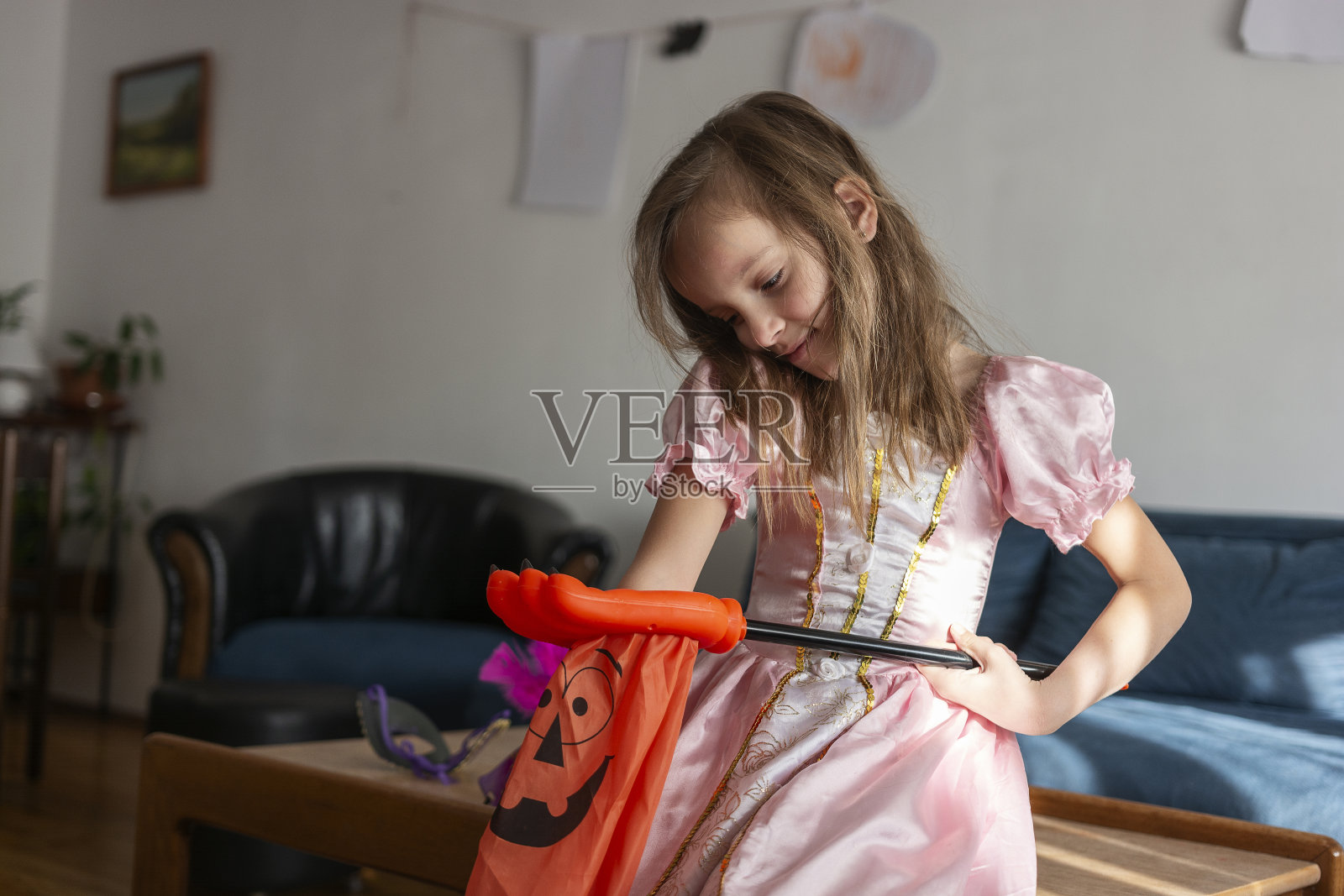 万圣节装扮的“不给糖就捣蛋”孩子照片摄影图片