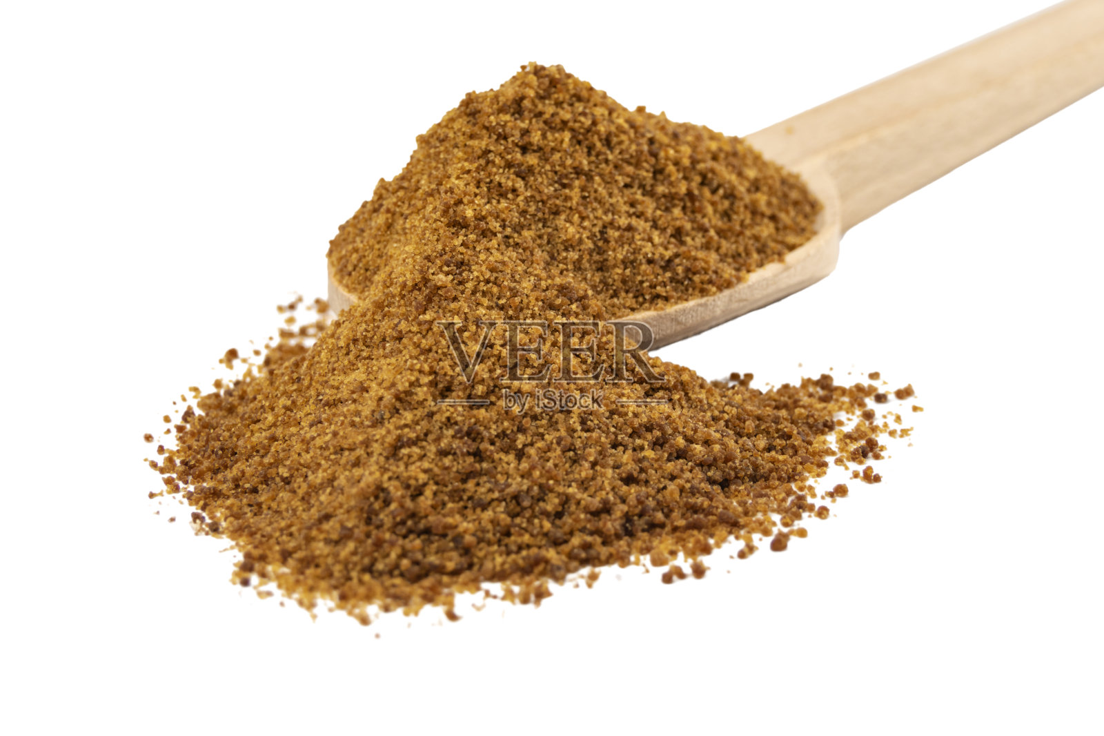 木勺上的椰子糖被隔离在白色背景上。香料和食品配料。照片摄影图片