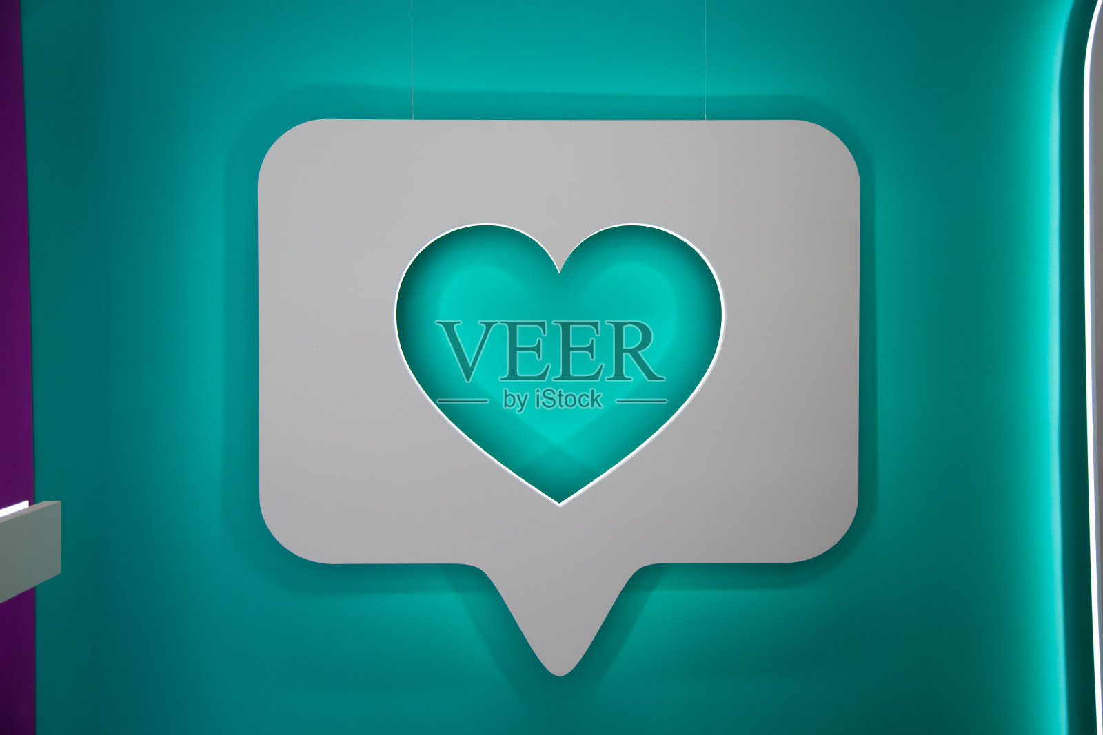 白色背景上装饰绿色象征爱照片摄影图片