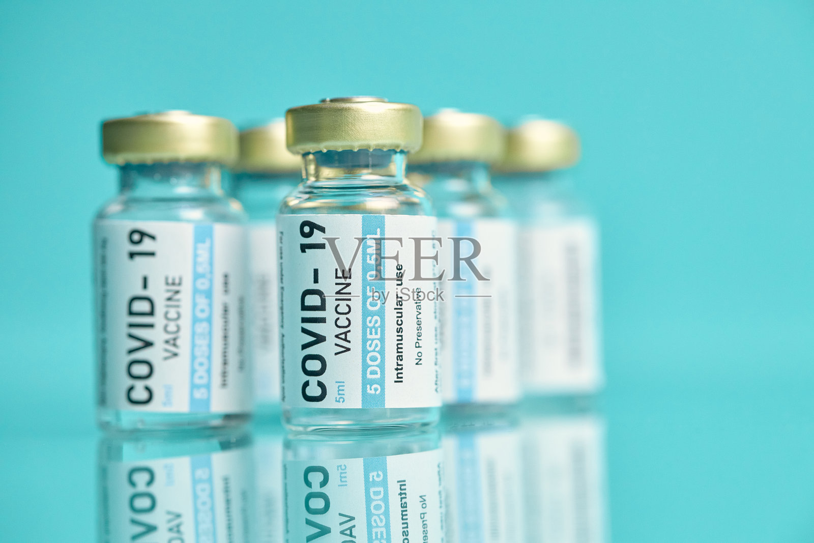 画室里蓝色背景下的疫苗管镜头照片摄影图片