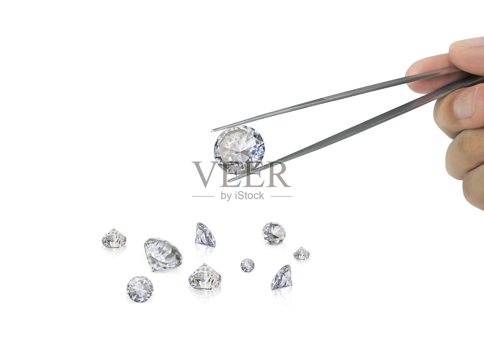明亮的切割钻石用镊子夹在白色背景上照片摄影图片