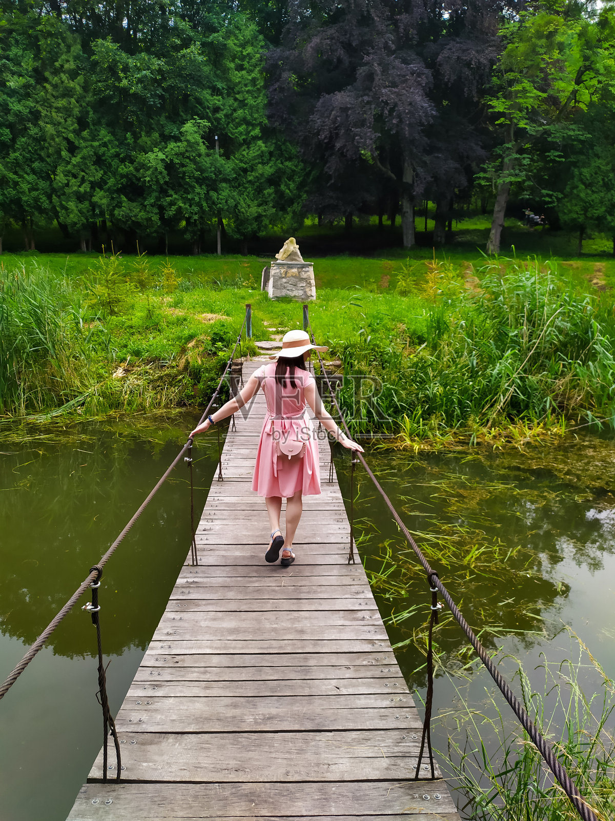 女游客享受放松与湖的景色照片摄影图片