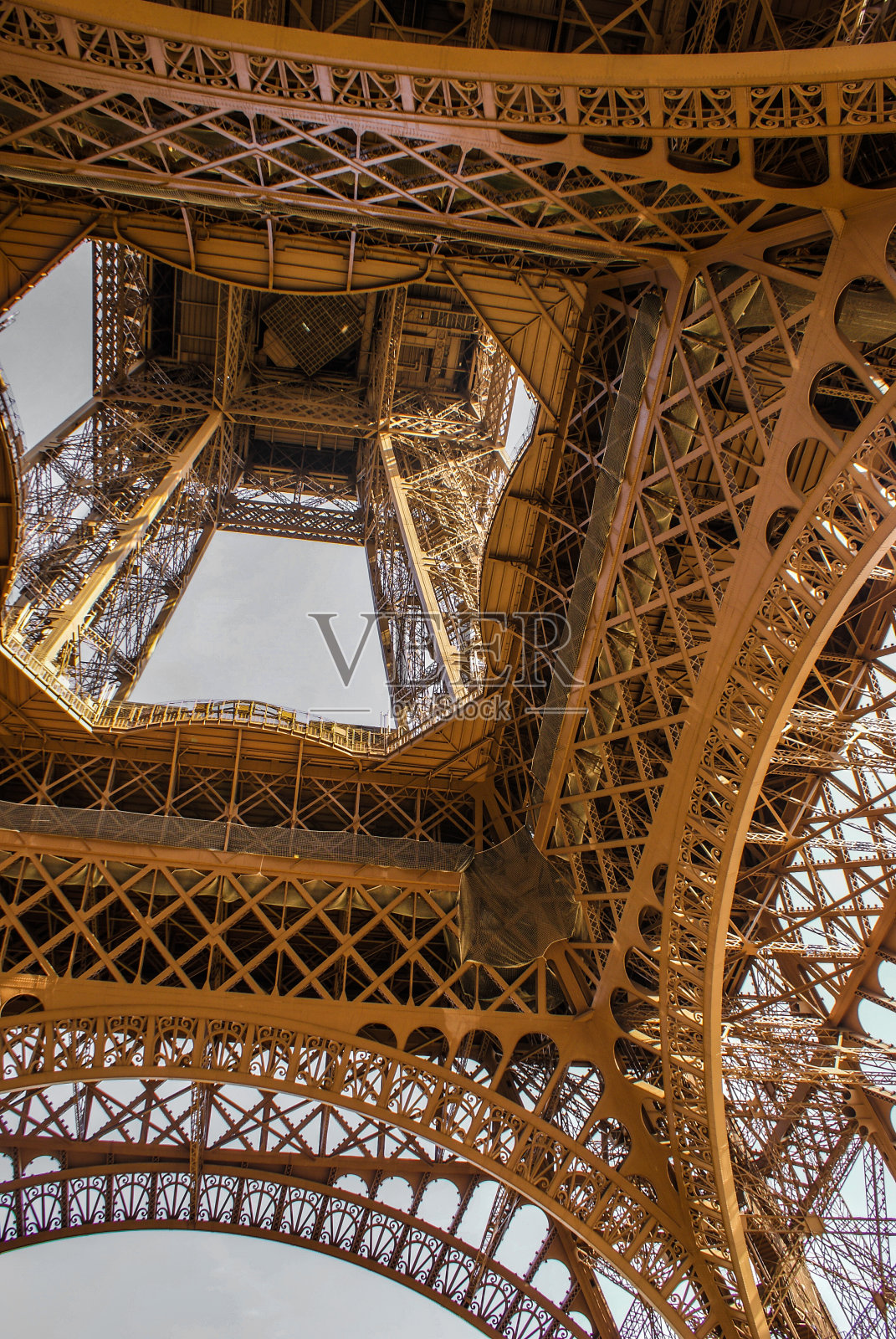 埃菲尔铁塔和蓝天(法国巴黎)照片摄影图片