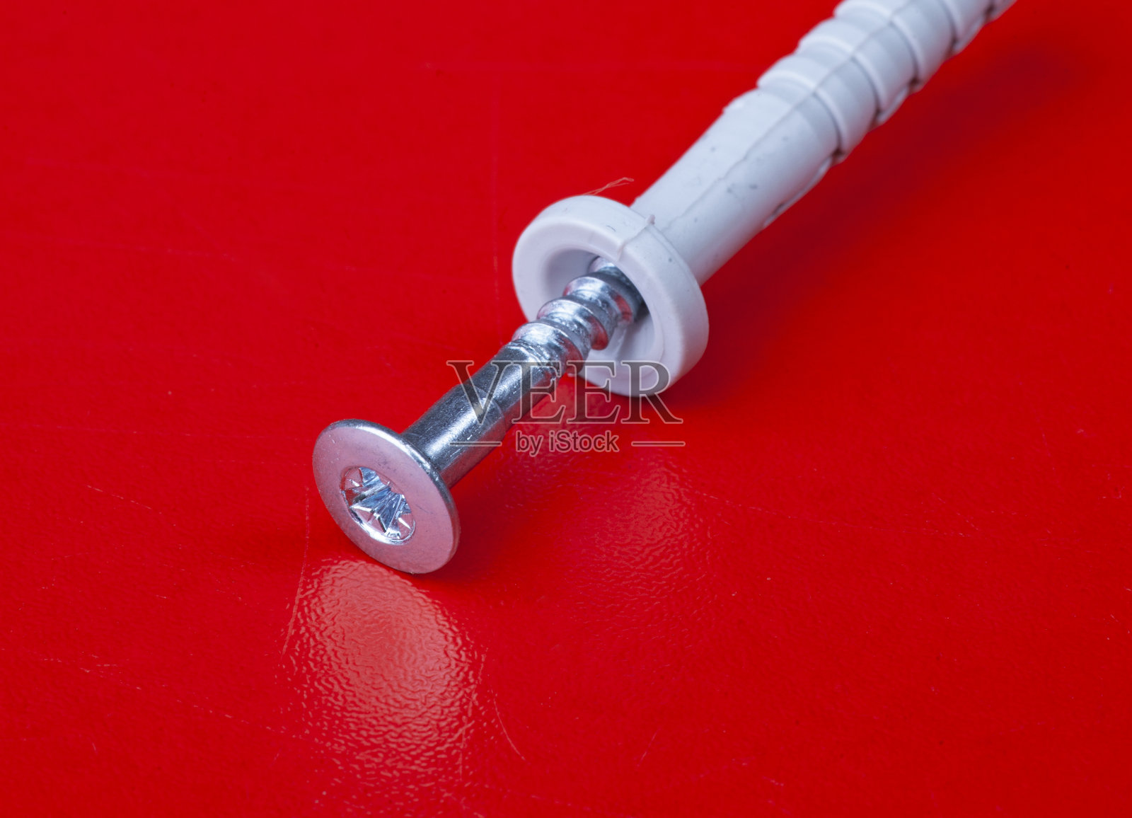 一个新的钉子钉在红色照片摄影图片