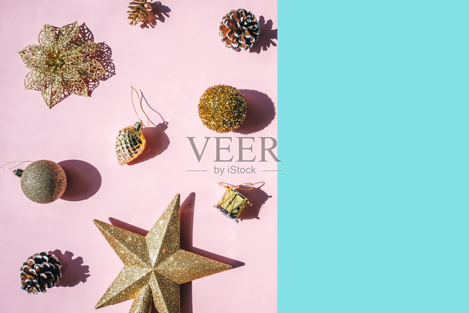 金色小玩意的时尚图案。圣诞节的概念。照片摄影图片