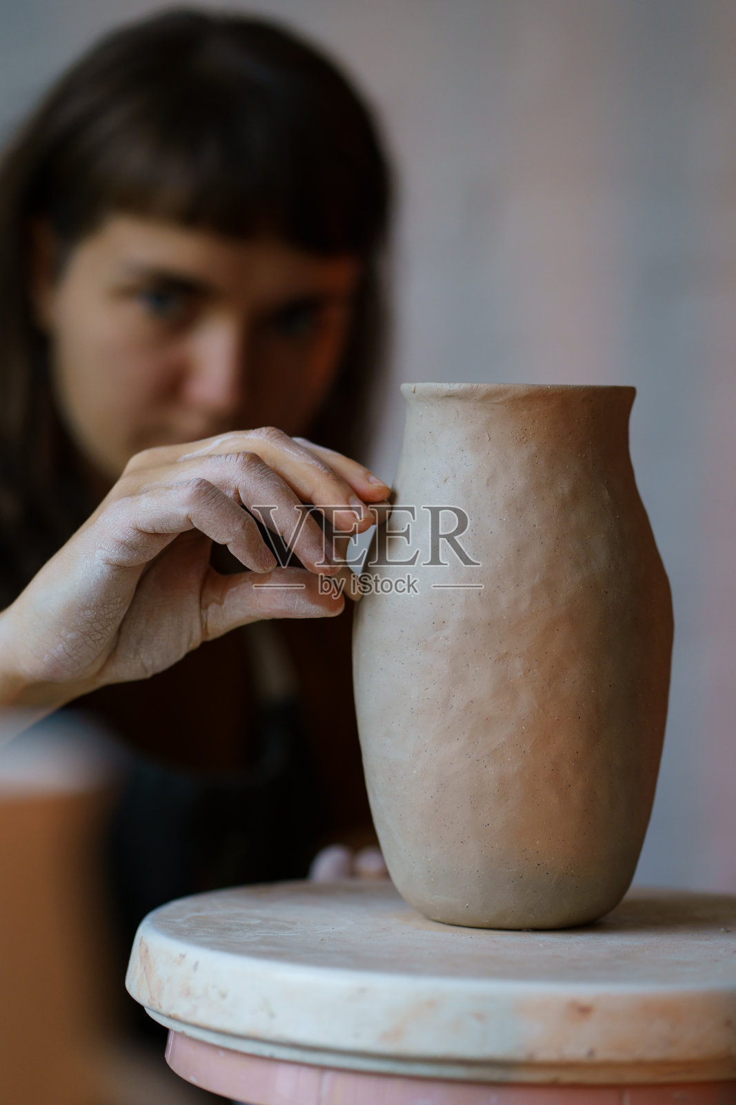 手工创作职业:在创意艺术工作室从事陶艺的造型和雕刻照片摄影图片