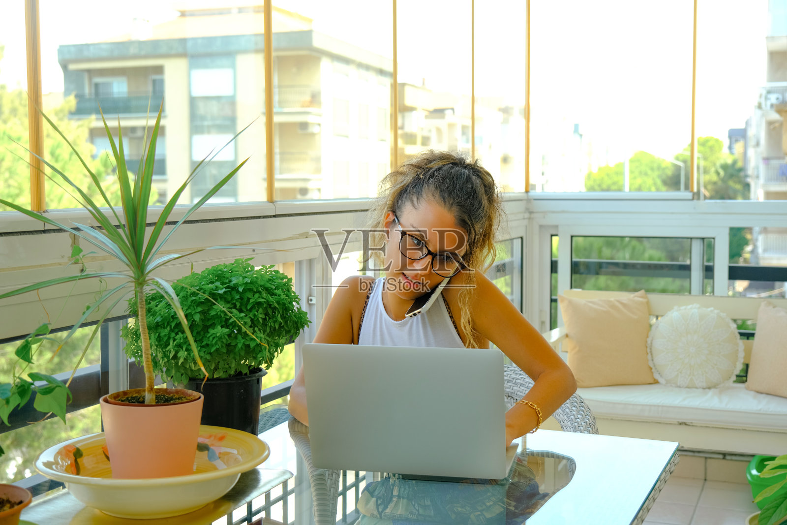 一个年轻女子在家里用笔记本电脑工作。照片摄影图片