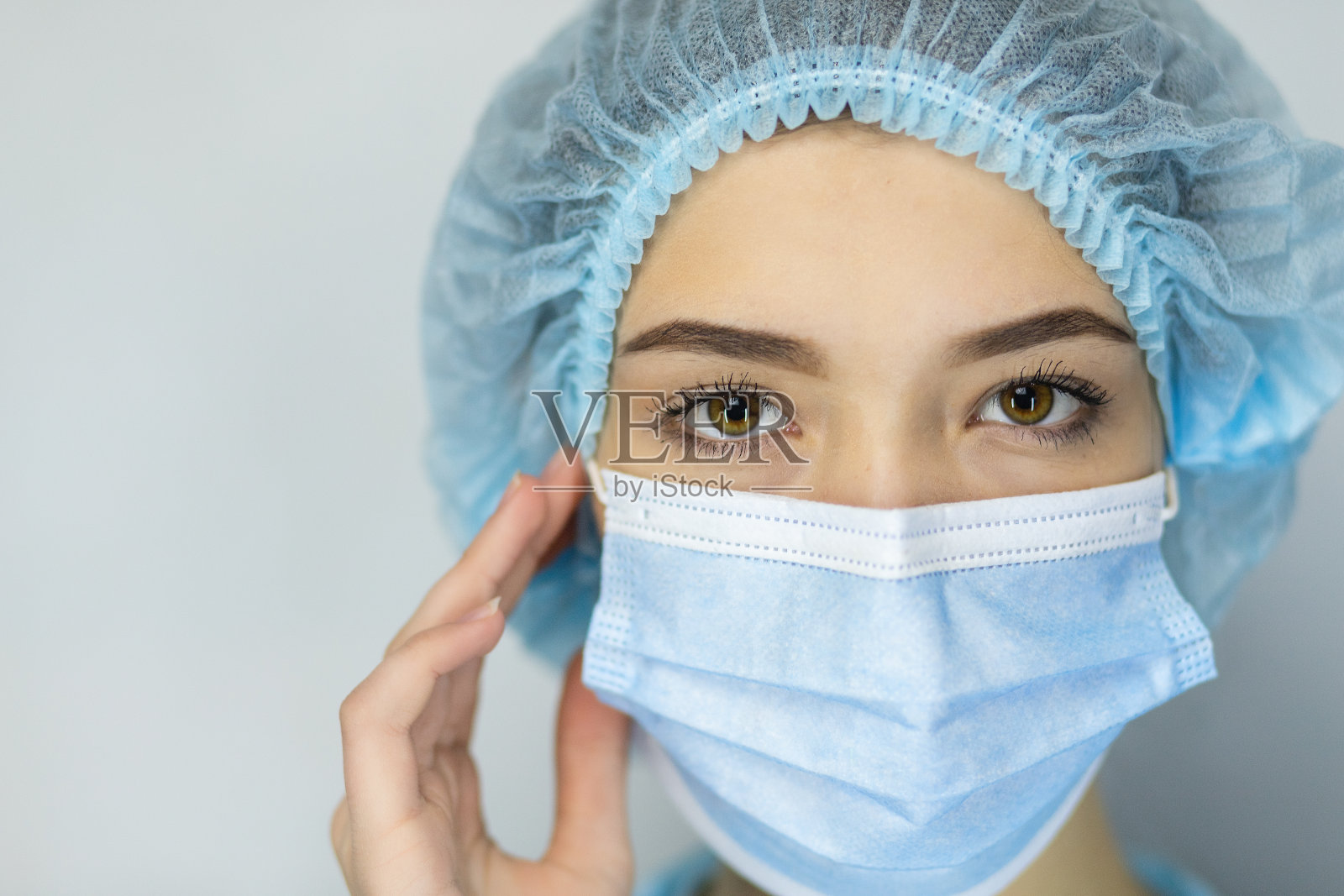 近距离头部特写的妇女在保护医疗口罩照片摄影图片