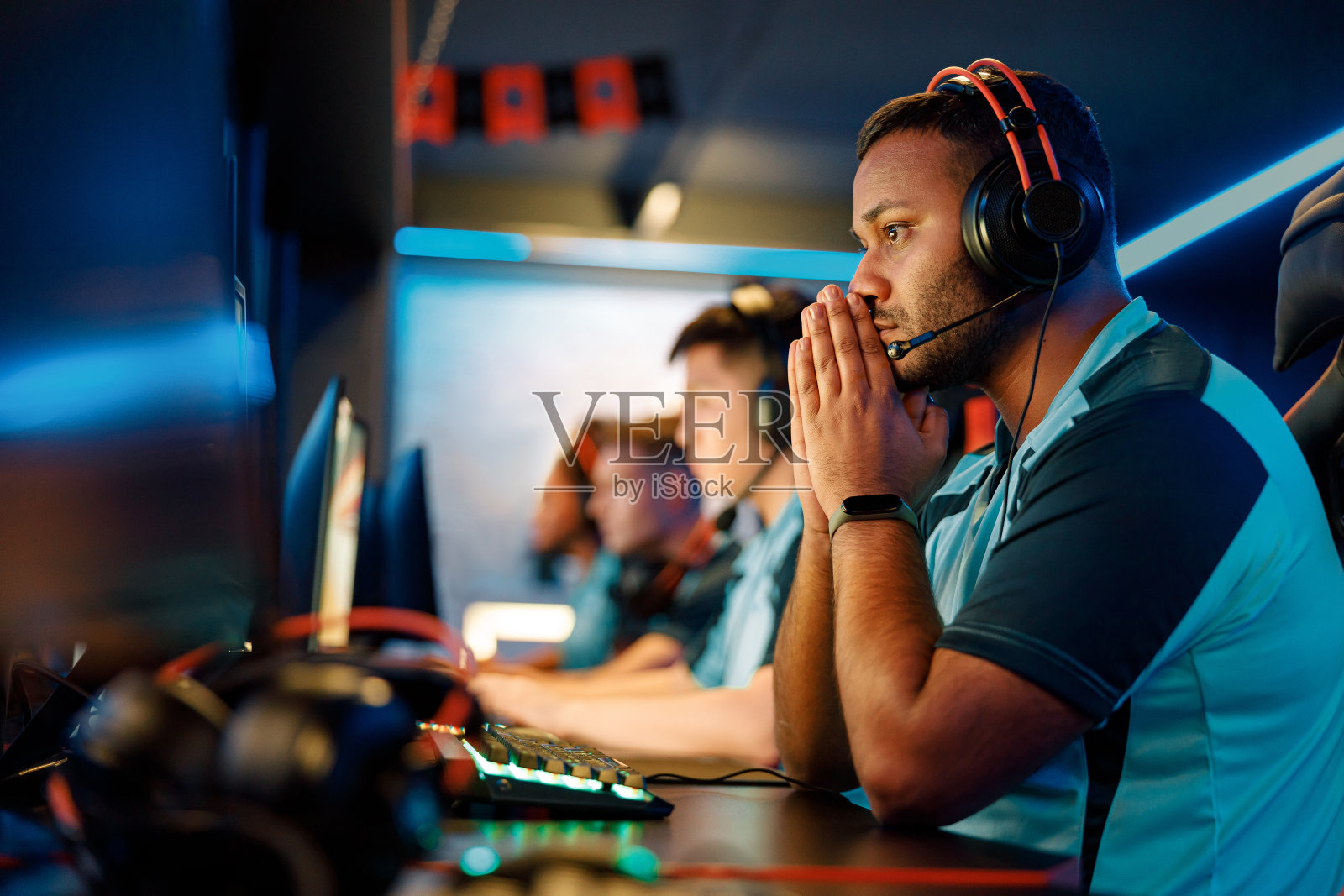 在网络俱乐部中进行重要比赛的职业选手照片摄影图片