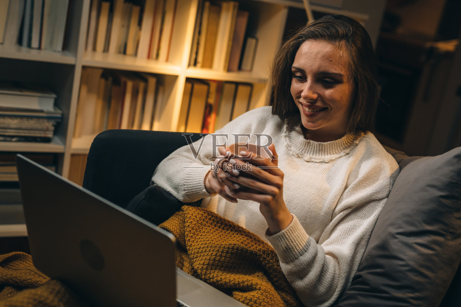 一位女士在家中放松到深夜照片摄影图片